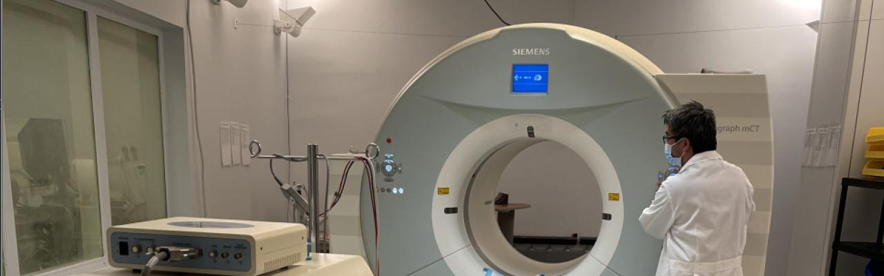 researcher uses PET/CT machine